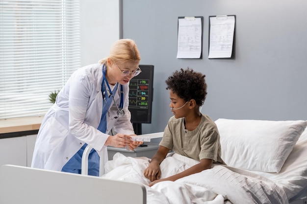 Médico prescrevendo remédio para garotinho