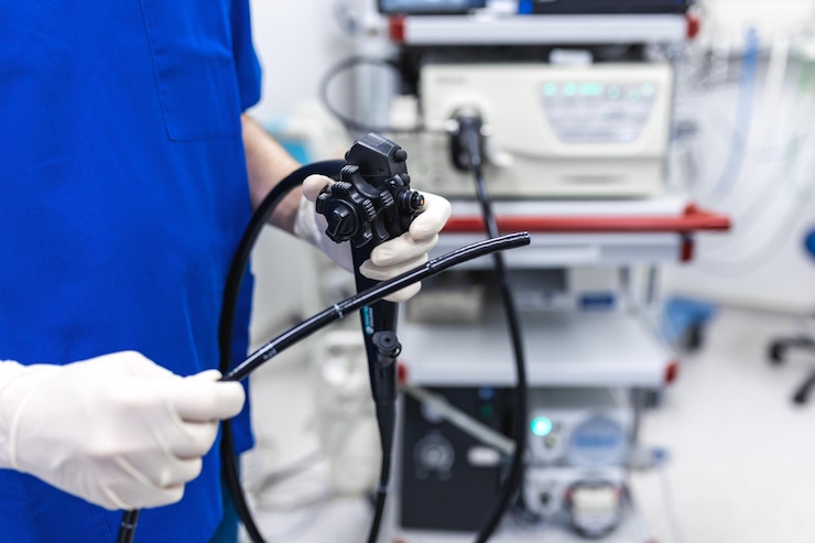 Foto médico proctologista segurando endoscópio durante colonoscopia sonda colonoscópio médico gastroenterologista com sonda para realizar gastroscopia e colonoscopia