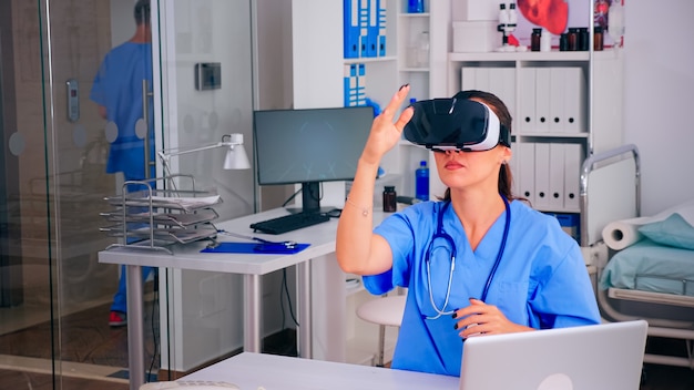 Médico profesional con gafas de realidad virtual con innovación médica en el hospital. Cirujano que trabaja con el dispositivo de equipo, futuro, medicina, cuidado de la salud, profesional, visión, simulador