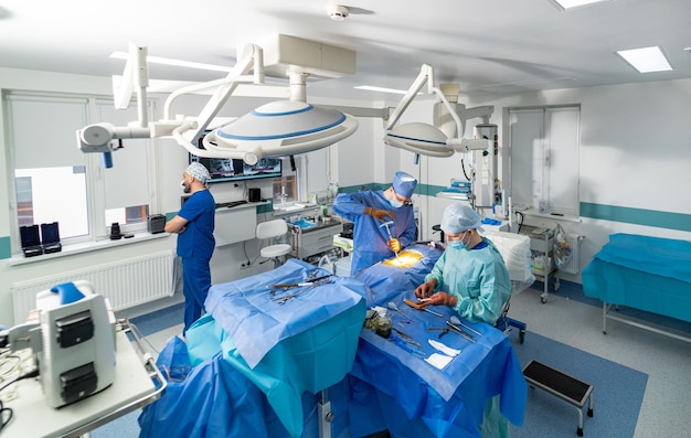 Foto médico profesional hospital sala de emergencias cirugía paramédico doctores trabajando