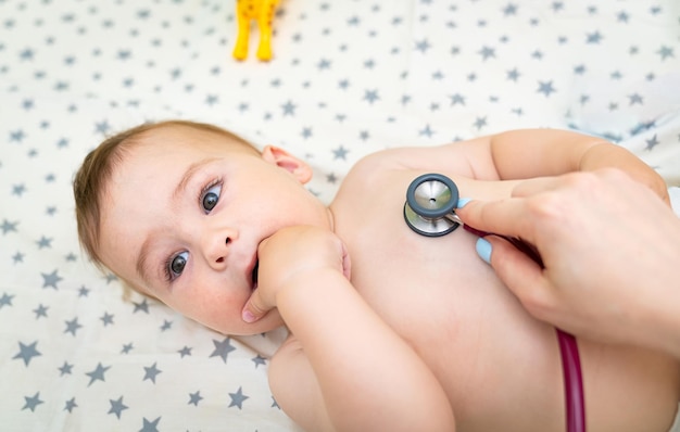 Foto médico profesional niño diagnóstico pediátrico bebé cuidado de la salud