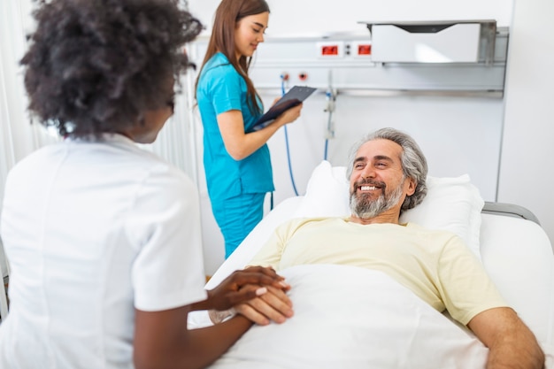 Médico profissional consultando e confortando paciente idoso na cama de hospital