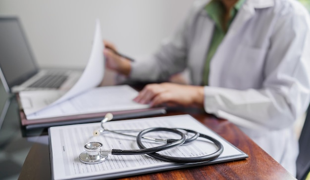 Médico profissional em uniforme branco vestido de casaco entrevista consultando paciente