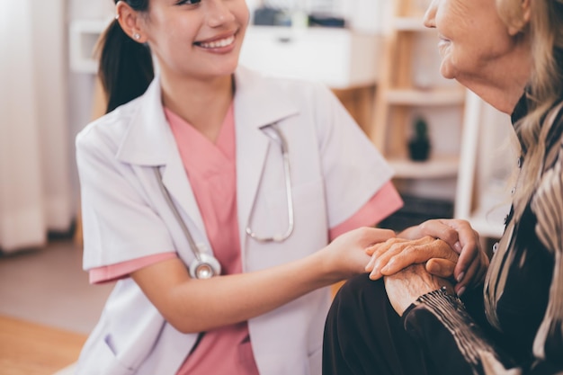 Médico profissional explicando prescrição para paciente sênior em visita domiciliar Pessoas com cuidados de saúde