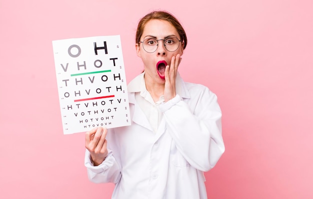 médico de prueba de visión óptica contra la pared rosa