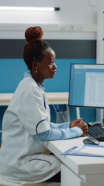 Médico que consulta a un paciente joven en una visita de control para recibir atención médica en el gabinete. Mujer con dolor hablando con un médico sobre el tratamiento curativo y la consulta. Trabajador médico en el examen