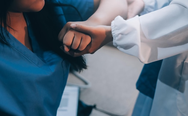 Médico que consulta a los pacientes sobre problemas de dolor en el hombro problemas de síndrome de oficina diagnóstico de fisioterapia conc