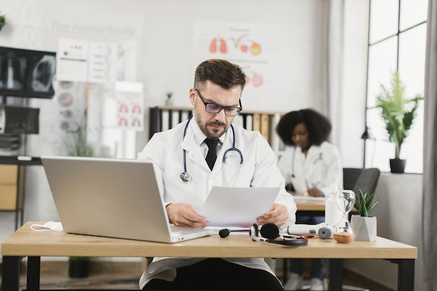 Médico que examina el diagnóstico del paciente durante la cita por video