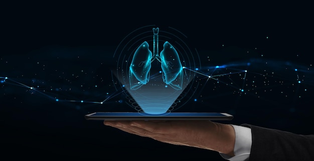 Médico que muestra pulmones holográficos digitales en tableta médico diseño de atención médica representación 3D