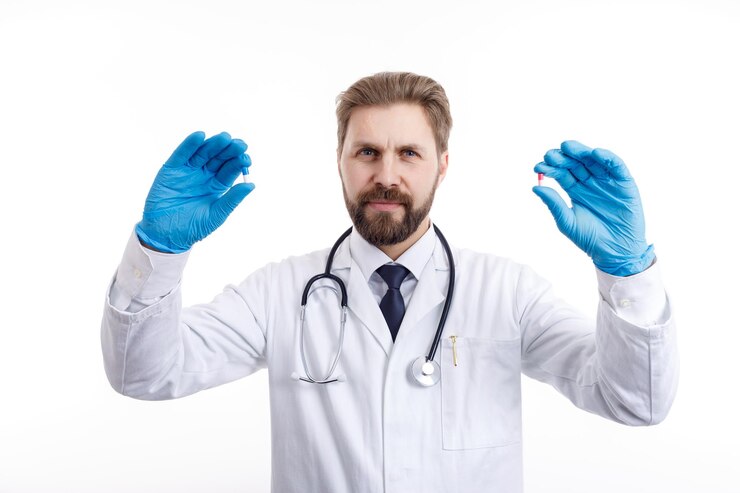 Médico que ofrece píldoras azules y rojas al estilo Matrix