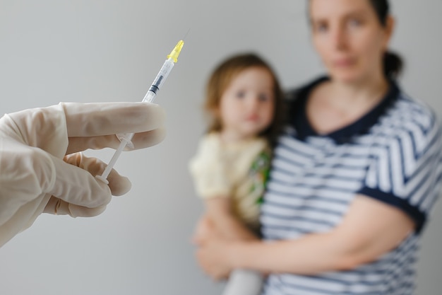 Foto médico que prepara la inyección de vacunación con una jeringa para el niño vacunación de niños