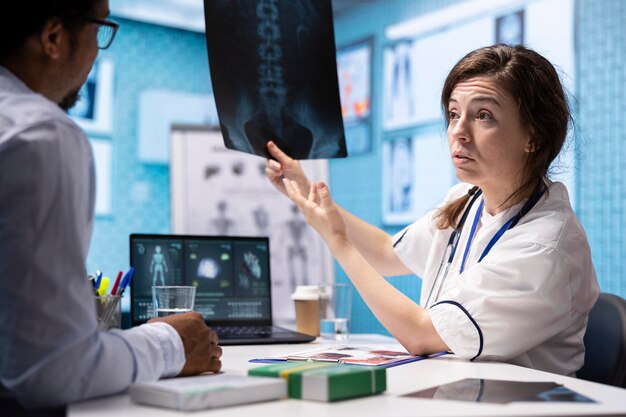 Médico que presenta imágenes de rayos X para el diagnóstico correcto durante el chequeo