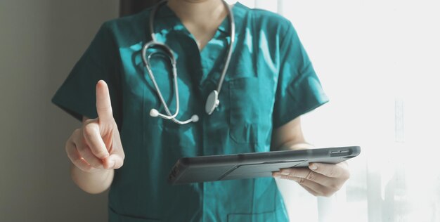 Médico que trabaja con una computadora portátil en un consultorio médico