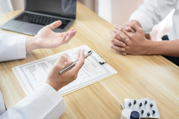 Foto médico que trabaja en el diagnóstico y recomienda un método con el tratamiento del paciente después de los resultados sobre el problema de la enfermedad del paciente