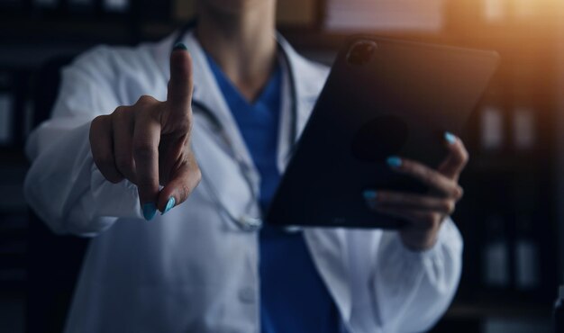 Médico que trabaja con iconos de interfaz médica digital en el fondo del hospital, tecnología médica y concepto de red