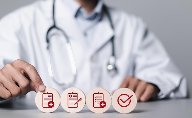 Médico que trabaja con registros médicos icono en bloque de madera para revisar los registros médicos del paciente Revisa los informes médicos cuidadosamente y diagnostica enfermedades para un plan de tratamiento eficaz