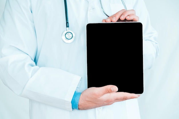 Médico que trabalha em um tablet digital