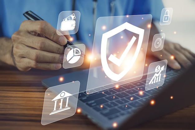 Médico que utiliza una computadora con el concepto de atención médica