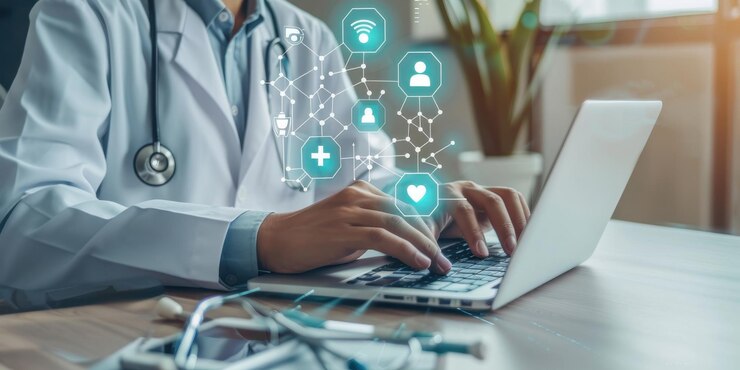 Médico que utiliza una computadora portátil para acceder a una interfaz de red de atención médica virtual con iconos médicos y conectividad de datos de pacientes
