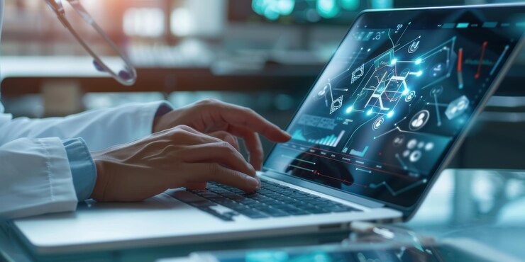 Médico que utiliza una computadora portátil para acceder a una interfaz de red de atención médica virtual con iconos médicos y conectividad de datos de pacientes