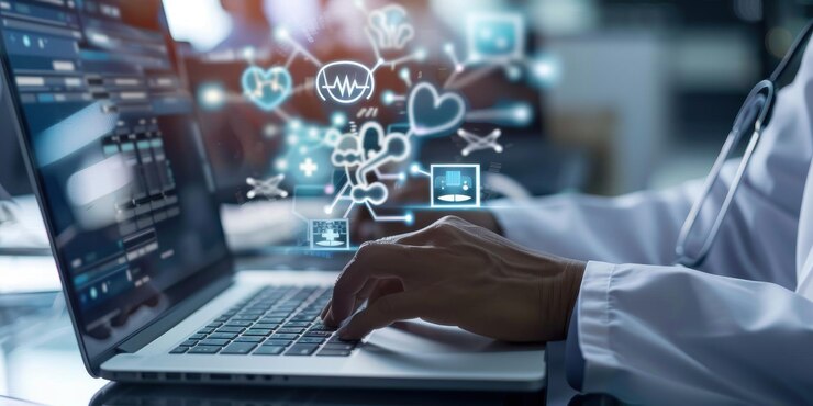 Médico que utiliza una computadora portátil para acceder a una interfaz de red de atención médica virtual con iconos médicos y conectividad de datos de pacientes