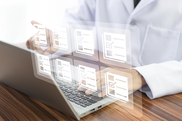 Foto médico que utiliza el sistema de gestión de documentos informáticos dms automatización de procesos de bases de datos de documentación en línea para gestionar archivos de manera eficiente