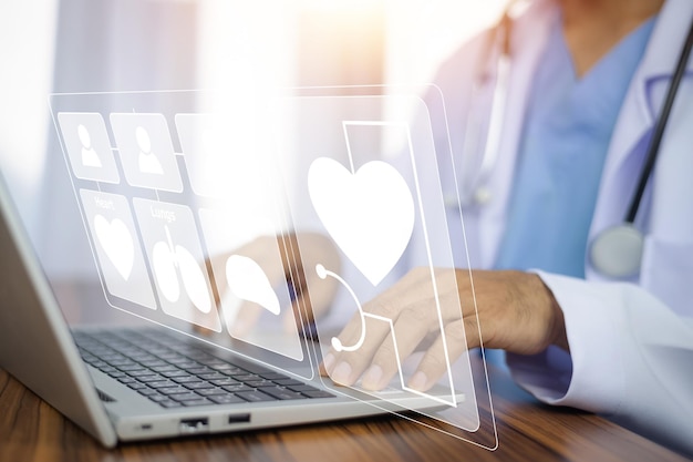 Médico que utiliza la tecnología de gestión de documentos en la gestión del sistema informático para el cardiólogo Especialista en el tratamiento de enfermedades del corazón para el tratamiento en el hospital Concepto de administración de documentos DMS