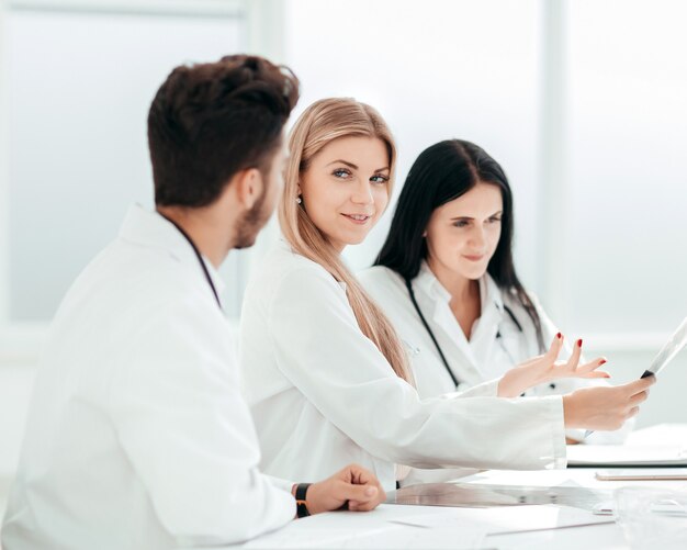 Médico radiólogo mostrando una radiografía a sus colegas. el concepto de salud