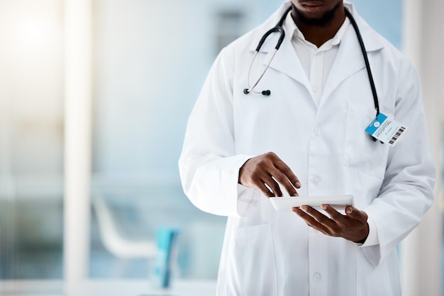 Médico de raza negra o manos y tableta digital para resultados de pruebas hospitalarias planificación de cirugía o análisis de datos de investigación Empleado de atención médica o persona médica en tecnología para aplicaciones de seguros de vida