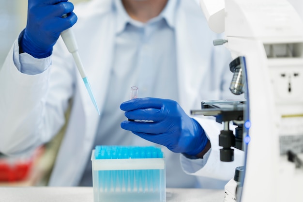 Foto médico realizando pesquisas médicas em laboratório