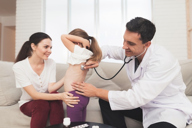 Médico Recebendo Consulta. Menina doente.