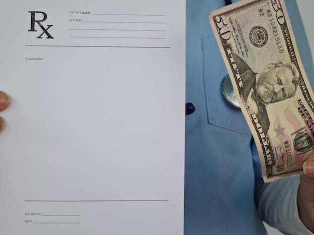 Foto médico con receta y dinero caros costos de atención médica