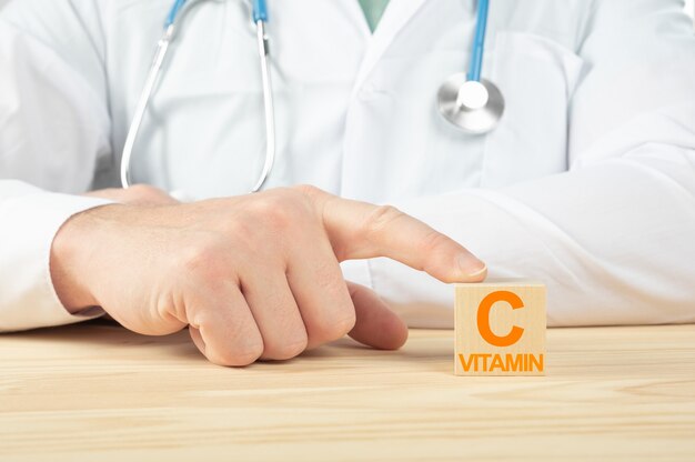 El médico recomienda tomar vitamina C