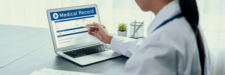 Foto el médico revisa cuidadosamente el informe médico detallado en la computadora portátil y diagnostica la enfermedad para un plan de tratamiento de atención médica eficaz para el paciente en el consultorio del médico evaluación médica profesional neoteric