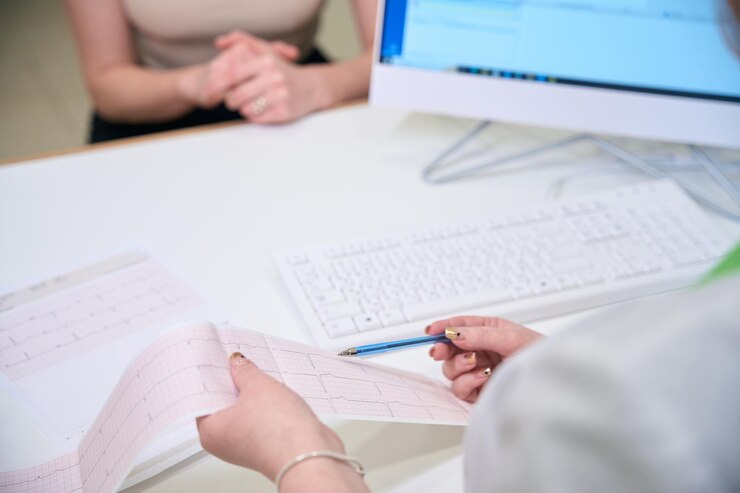 Foto el médico revisa los resultados médicos con un paciente en un escritorio
