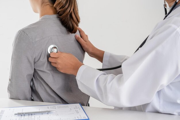 Foto el médico está revisando al paciente en el hospital.