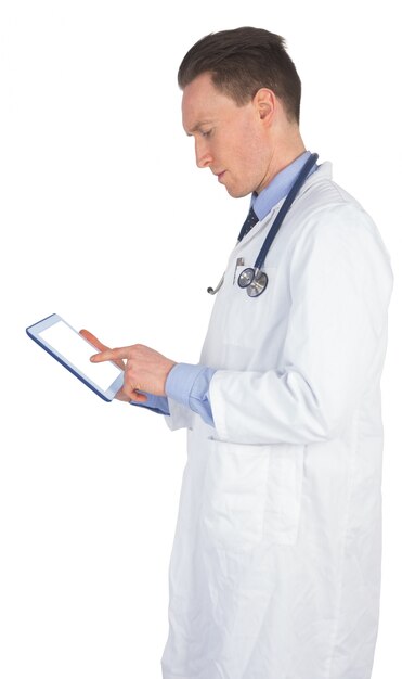Médico rolando em um tablet digital