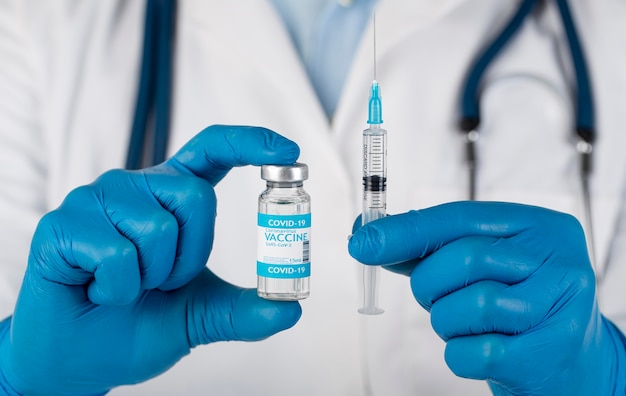 Foto médico segurando a vacina contra o coronavírus