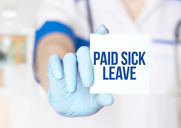 Médico segurando cartão com texto licença médica paga