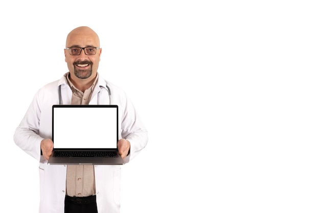 Médico segurando laptop. Mostrando a tela vazia do notebook para simulação. Isolado no fundo branco.