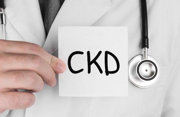 Médico segurando um adesivo com a palavra CKD Medical concept