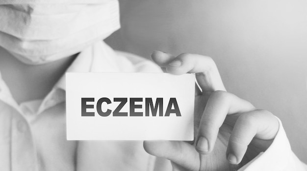 Médico segurando um cartão com conceito médico eczema