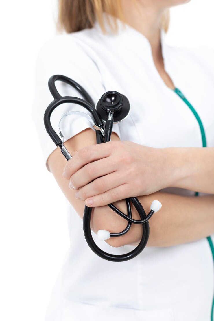 Foto médico segurando um estetoscópio na mão e cruzando os braços.