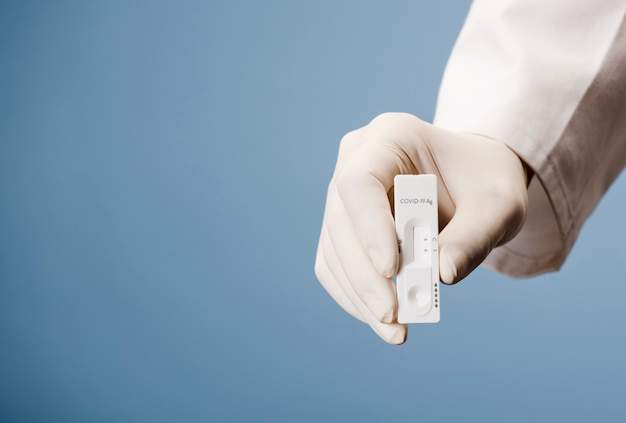 Foto médico segurando um kit de teste para doença viral, teste de kit de cartão de laboratório covid-19 sars-cov-2