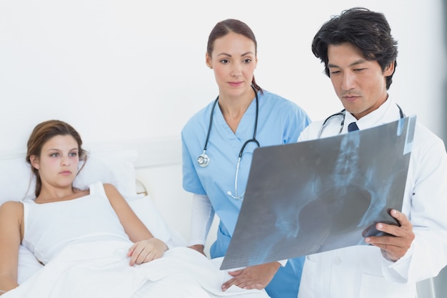 Médico segurando um raio-x