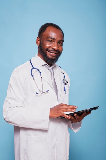 Médico segurando um tablet digital.