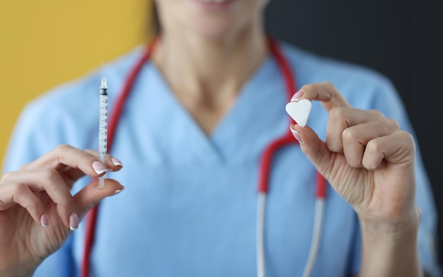 Foto médico segurando uma seringa com insulina e um pedaço de açúcar em sua mão close-up