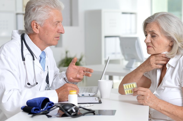 Médico sênior com um paciente idoso