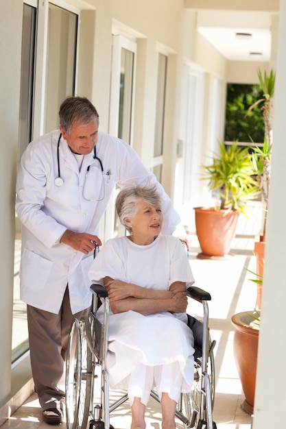 Médico Senior hablando con su paciente