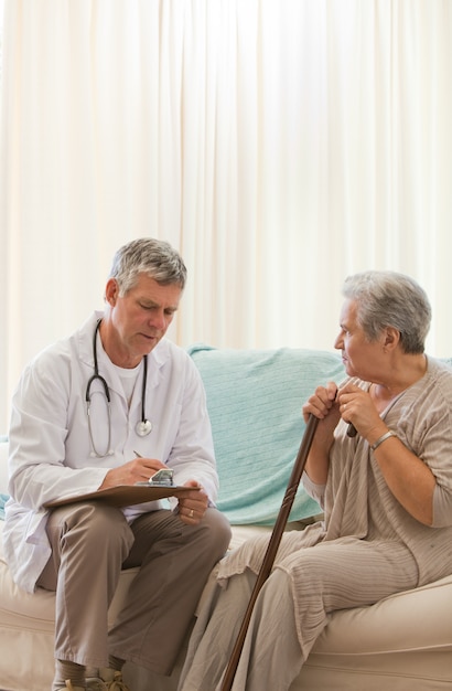 Médico Senior hablando con su paciente